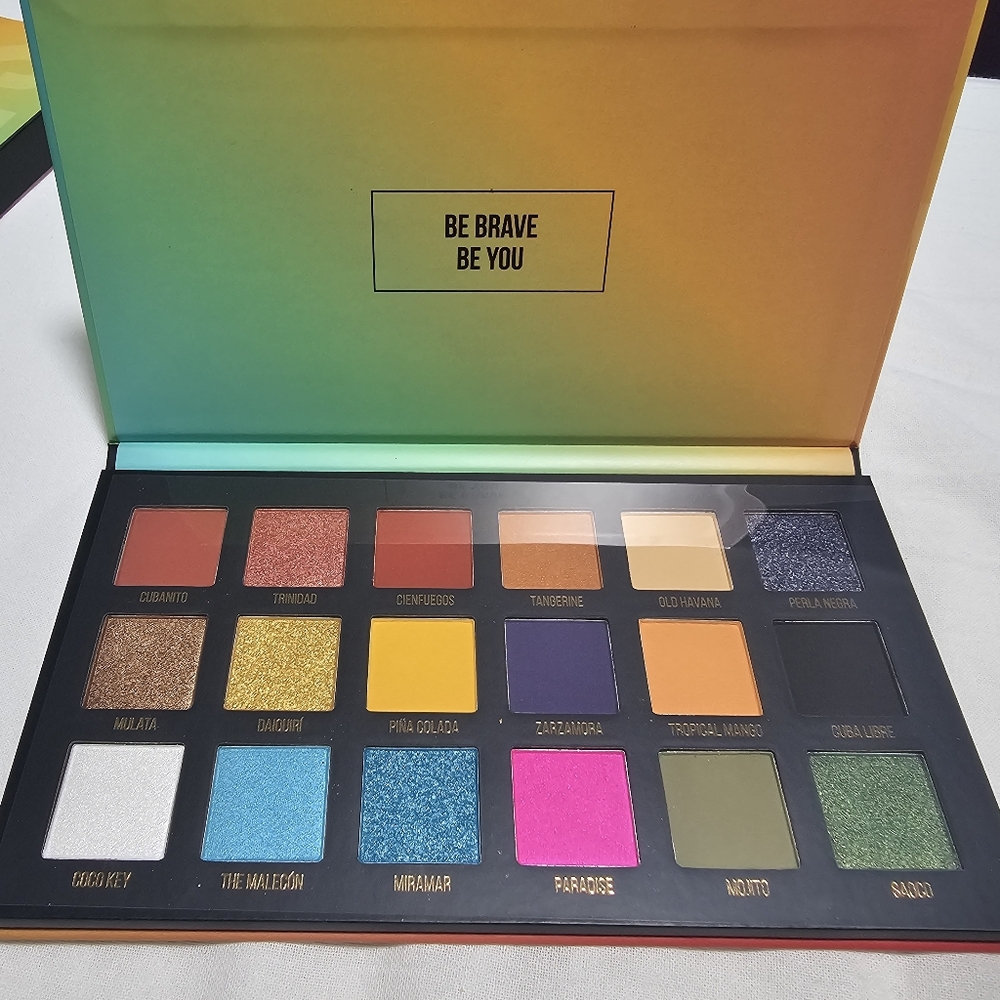 SAMY 18 Color Eyeshadow Palette